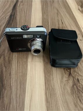 Optimus Compact Digital Camera w/ Original Case - 5MP, 3X Zoom, 1GB SD, Works!